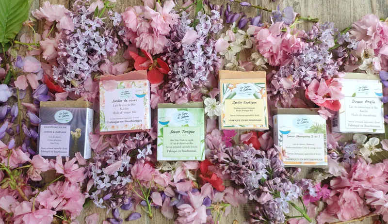 Savons artisanaux Les Savons de Catherine posés parmi des fleurs de printemps