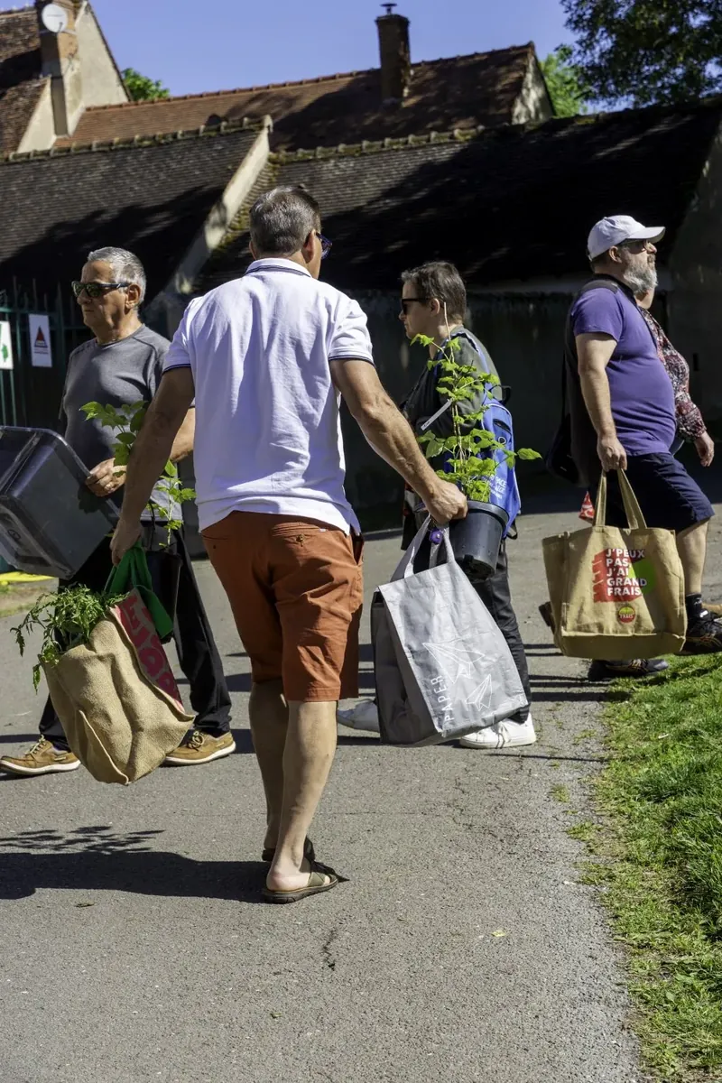 Visiteurs repartant avec leurs plantes après la Fête des Plantes de Drevant