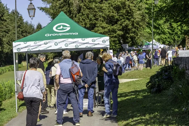 Visiteurs près du stand d'un partenaire lors de la Fête des Plantes à Drevant