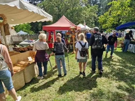 Stand d'artisanat en vannerie et visiteurs