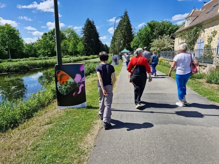 Promenade au bord du Canal de Berry pendant l'événement